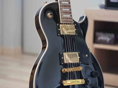 Roban de depósito guitarras firmadas por estrellas de rock