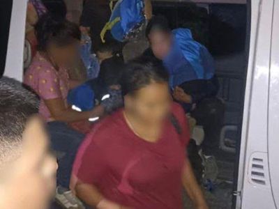 Capturan a tres ‘polleros’ en Nuevo León y rescatan a 46 migrantes
