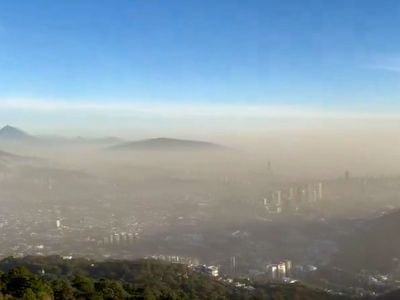 Activan alerta atmosférica en Monterrey; contaminación 'borra' Cerro de la Silla