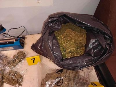 Aseguran armas y droga tras cateos en Monterrey; detienen a dos