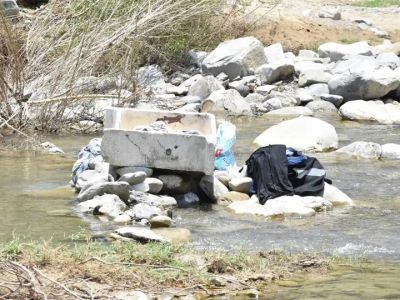 Ante falta de agua, habitantes de Nuevo León se bañan y lavan su ropa en el río